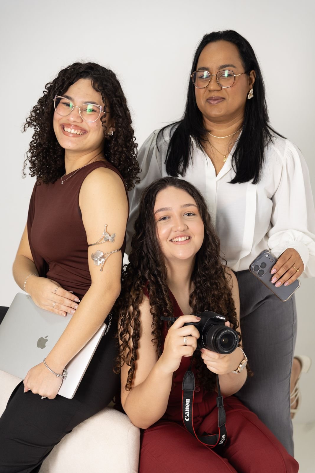 Equipe da Amii reunida com câmera e notebook