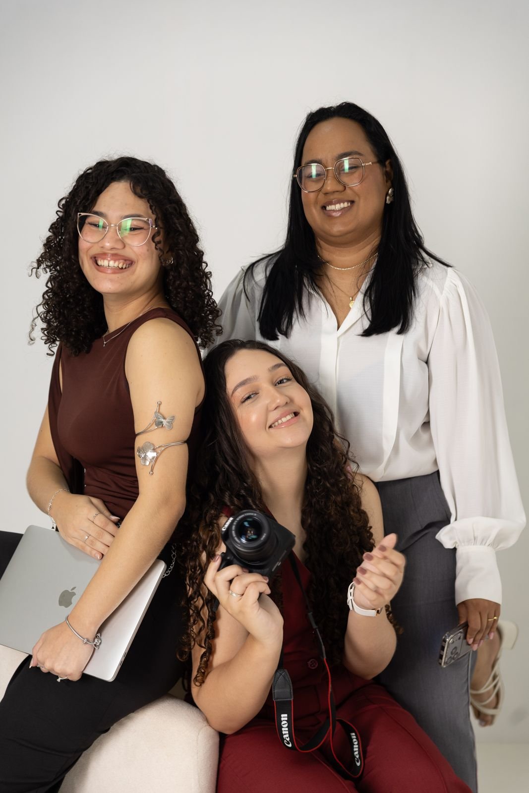 Equipe da Agência Amii com câmera, celular e notebook